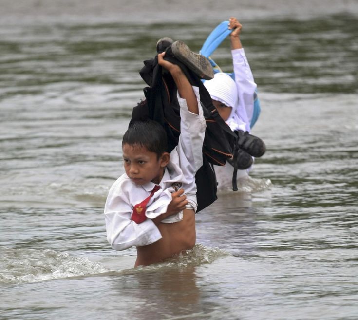 Perahu Rakit Sekolah Anak Sungai Kapuas